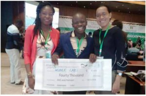 Dodzi AGLAGO reçoit le prix de l'innovation dans l'éducation en Afrique