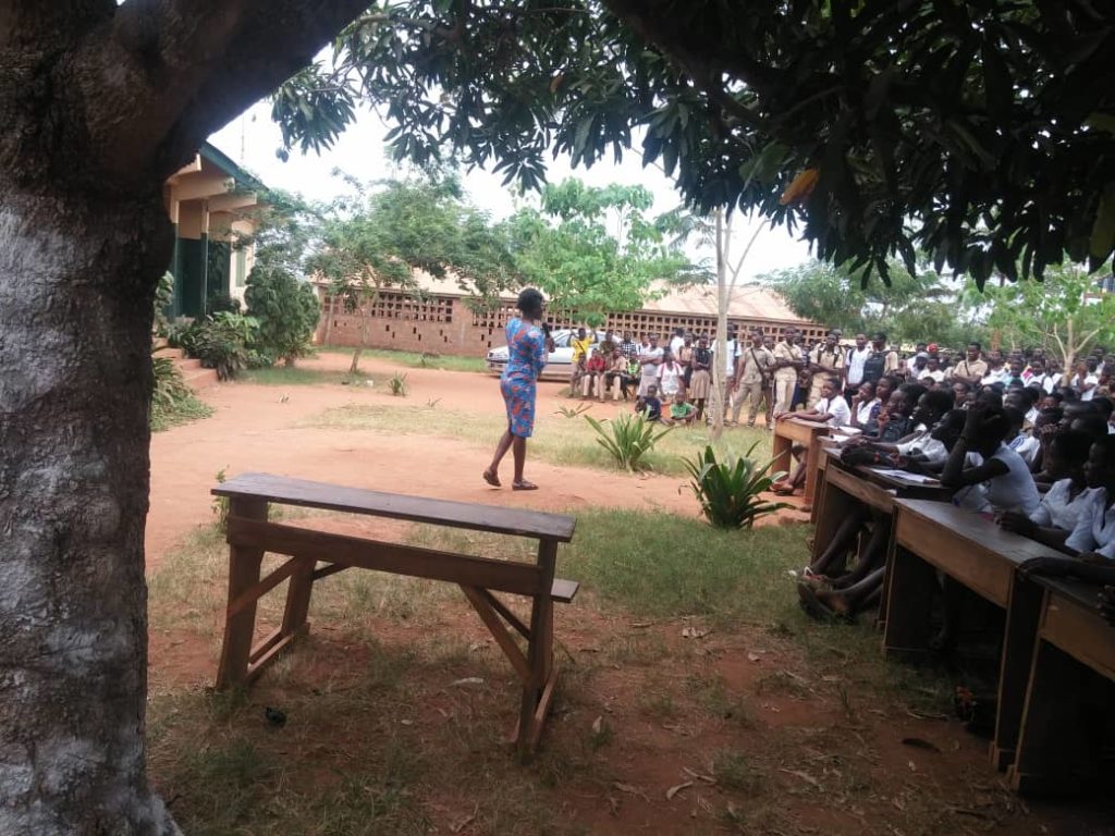 Mlle Ruth MOTI encourageant les filles à opter pour la science.