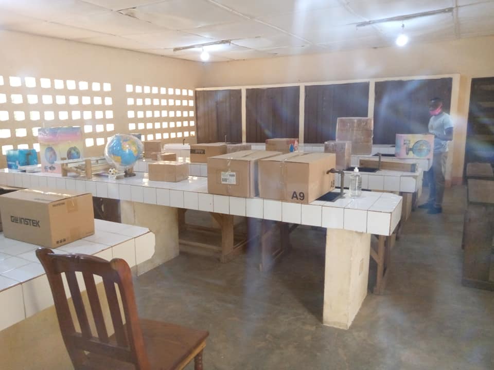 Un laboratoire scolaire équipé