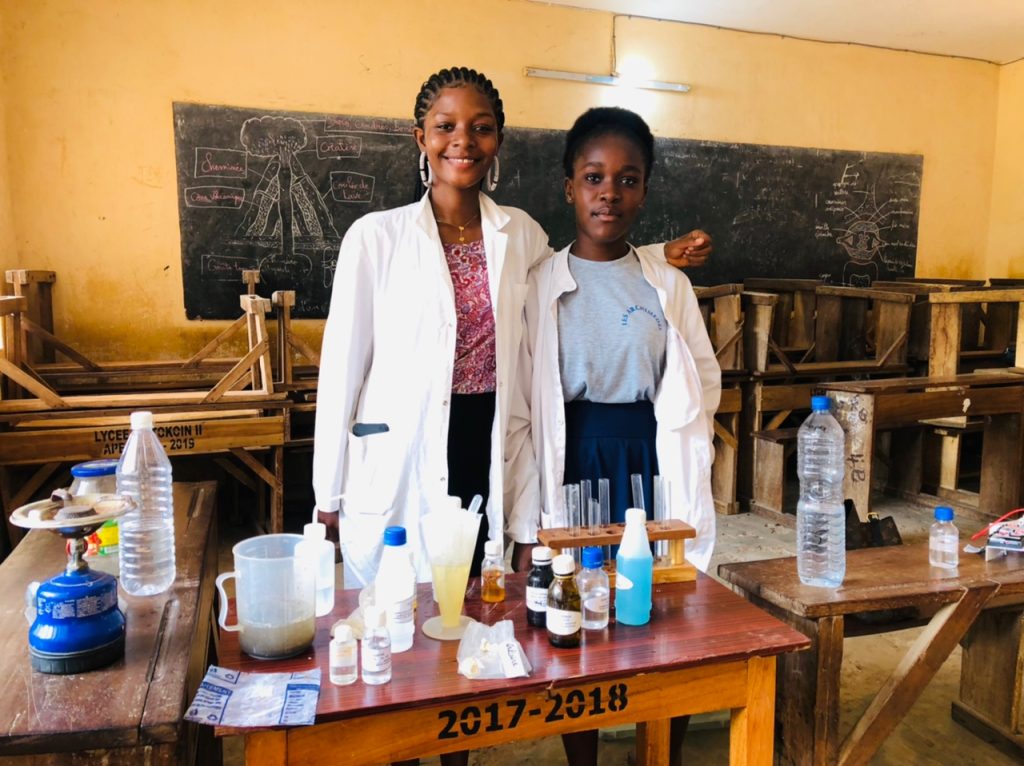 Filles devant l'équipement de laboratoires