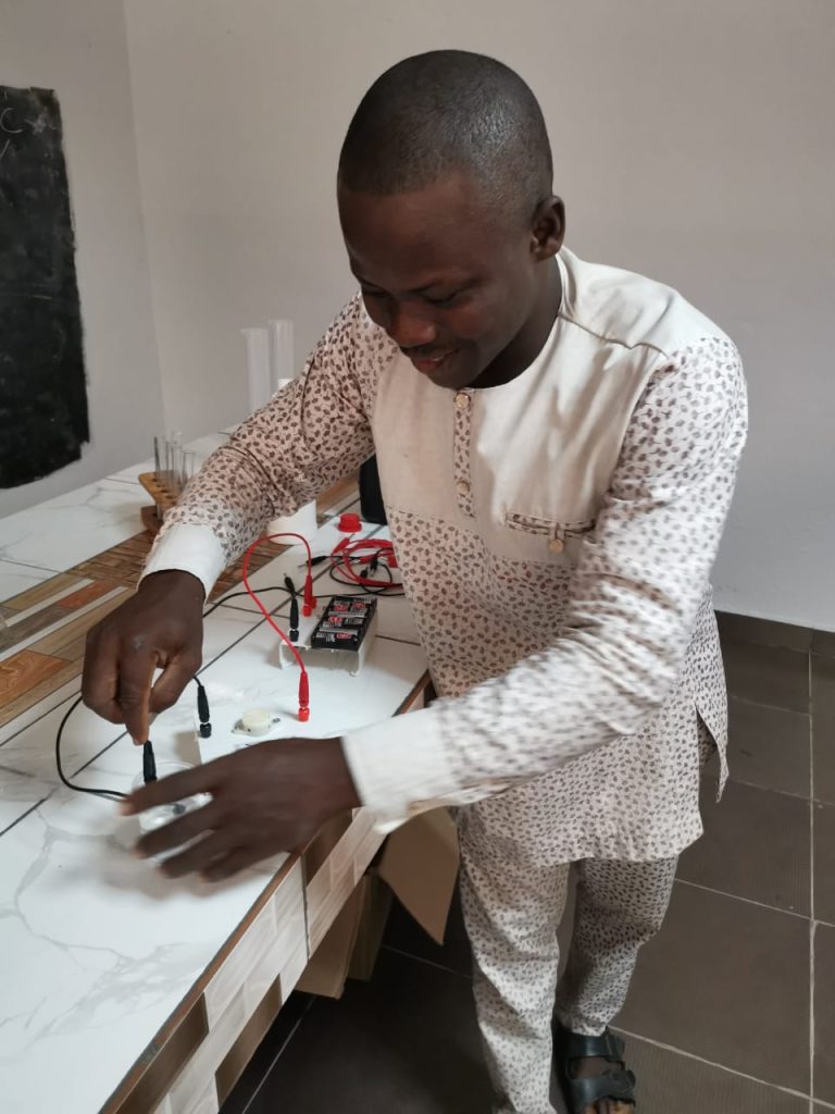 Dodzi AGLAGO en pleine expérimentation scientifique