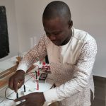 Dodzi AGLAGO en pleine expérimentation scientifique