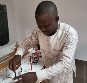 Dodzi AGLAGO en pleine expérimentation scientifique